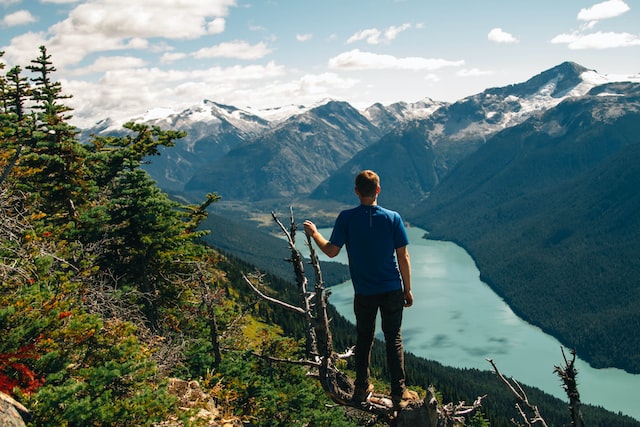 Should hiking pants be tight or loose?