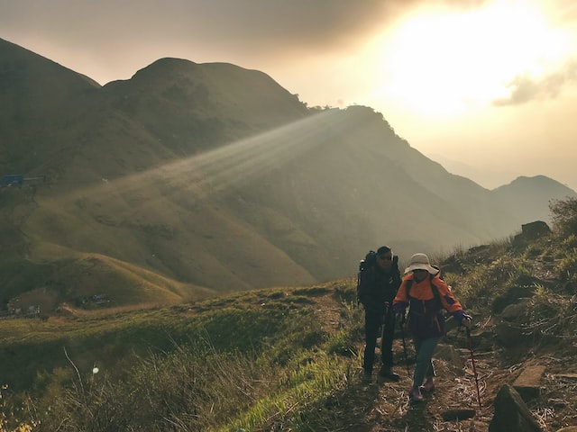 Is it better to hike in pants or leggings?