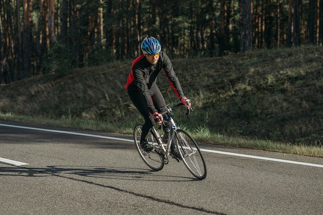What are the benefits of wearing cycling shorts?